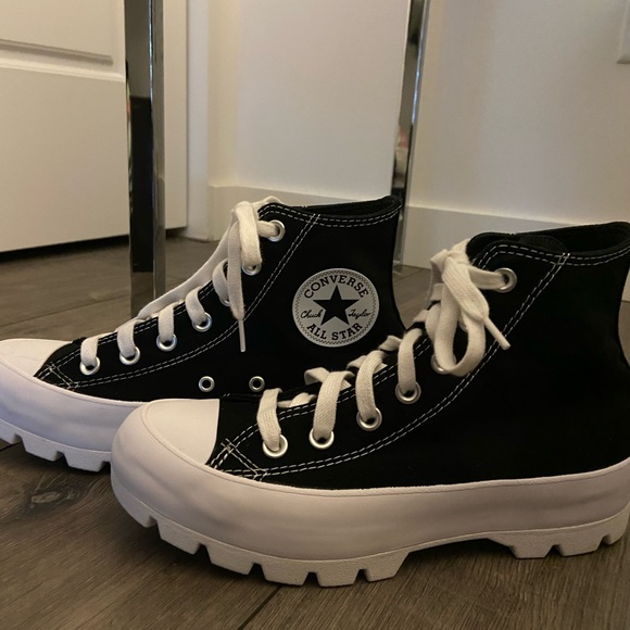 converse**SOLD** - Picture 2 of 4